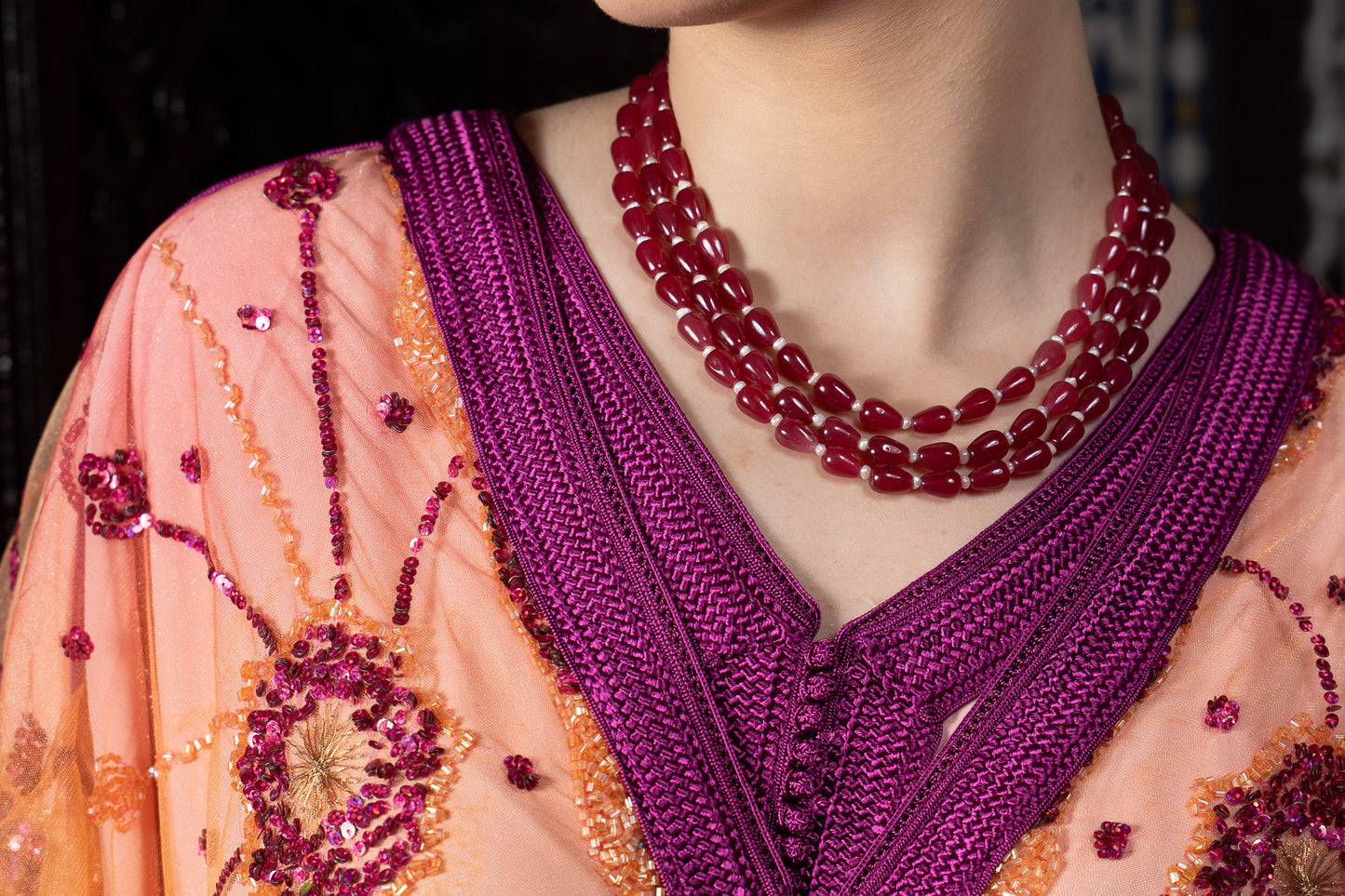 Collier Al-Jawhar 3 Rangs Pierres Naturelles Rubis & Détails Perles