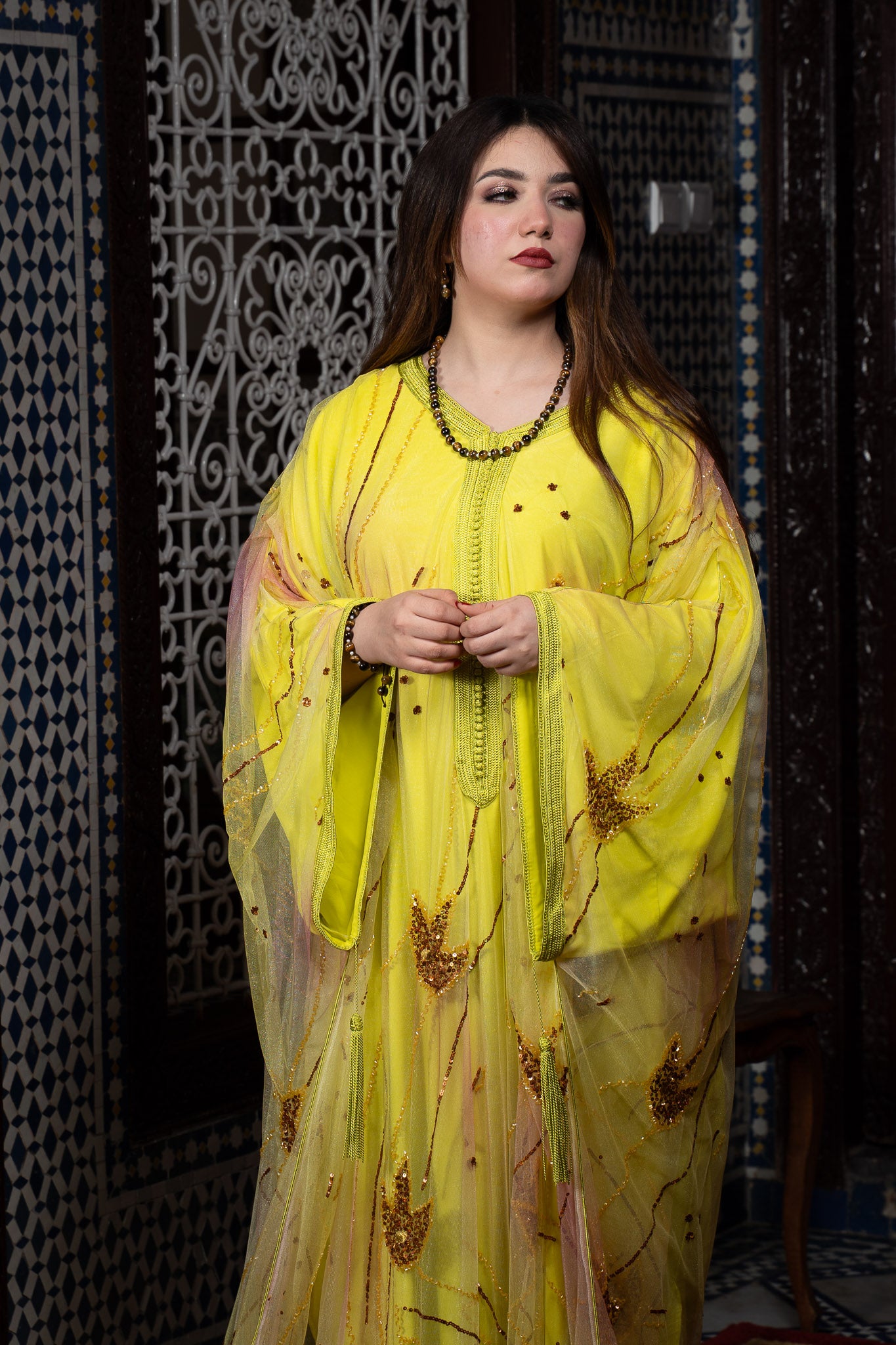Caftan Soleil Jaune aux Broderies Or et Voile