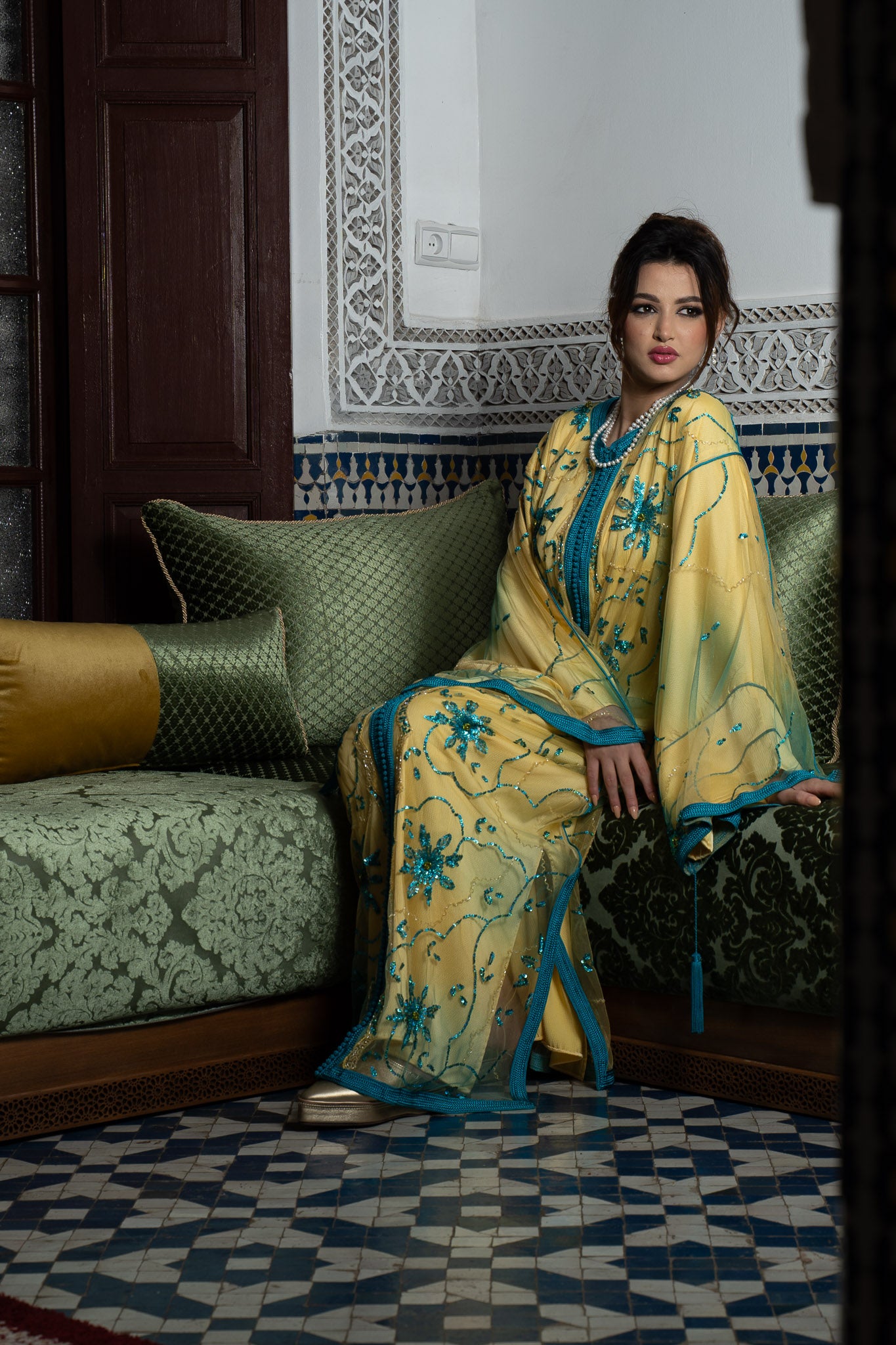 Caftan Royale Jaune Brodé Turquoise Travail Sfifa à la Main