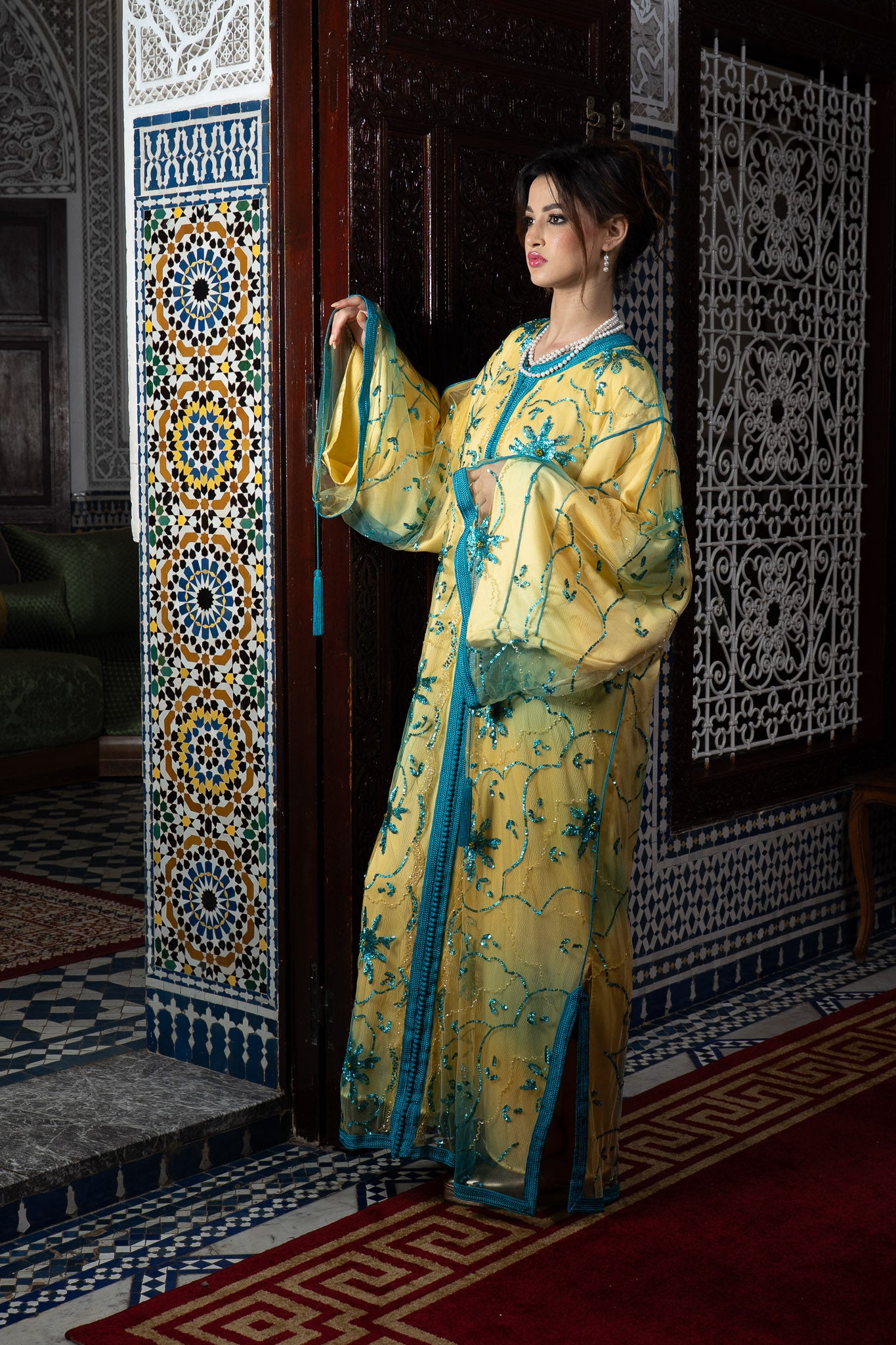 Caftan Royale Jaune Brodé Turquoise Travail Sfifa à la Main