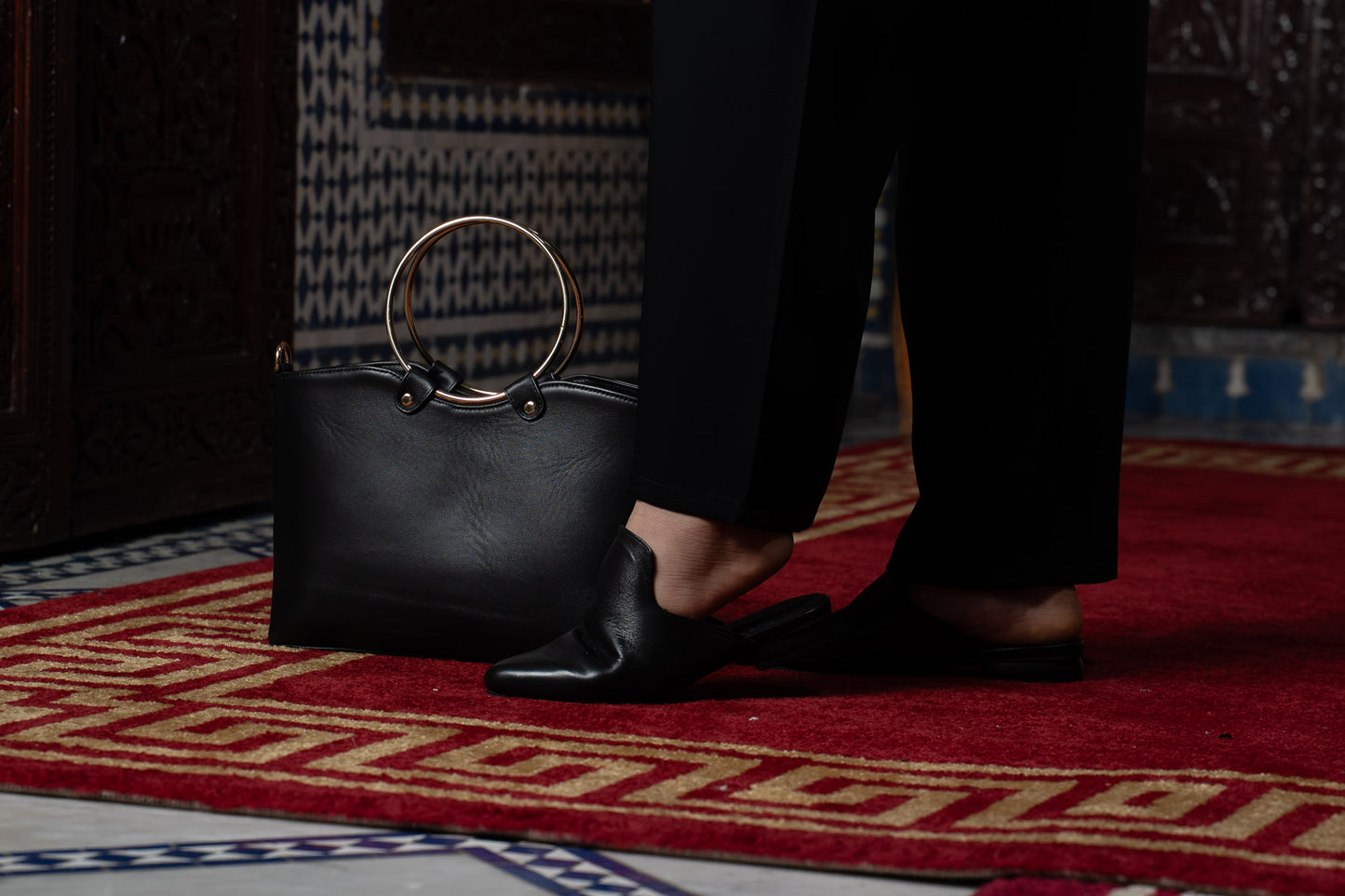 Ensemble Minimaliste en Cuir Noir Sac à Poignées Métalliques & Mules Pointues