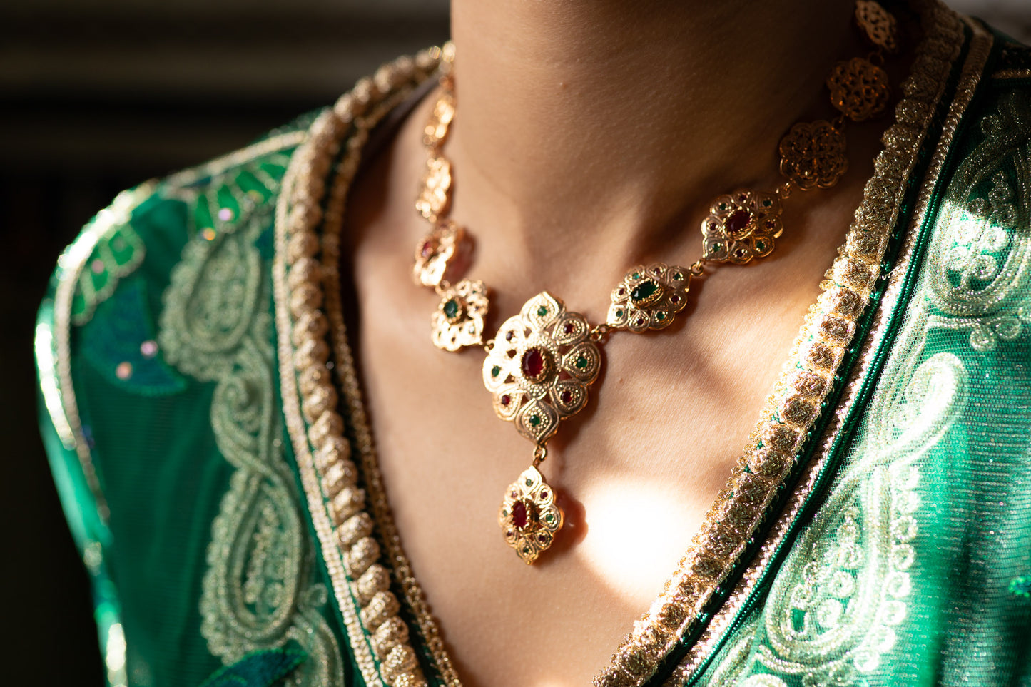 Parure Royale Marocaine aux Pierres Précieuses Multicolores