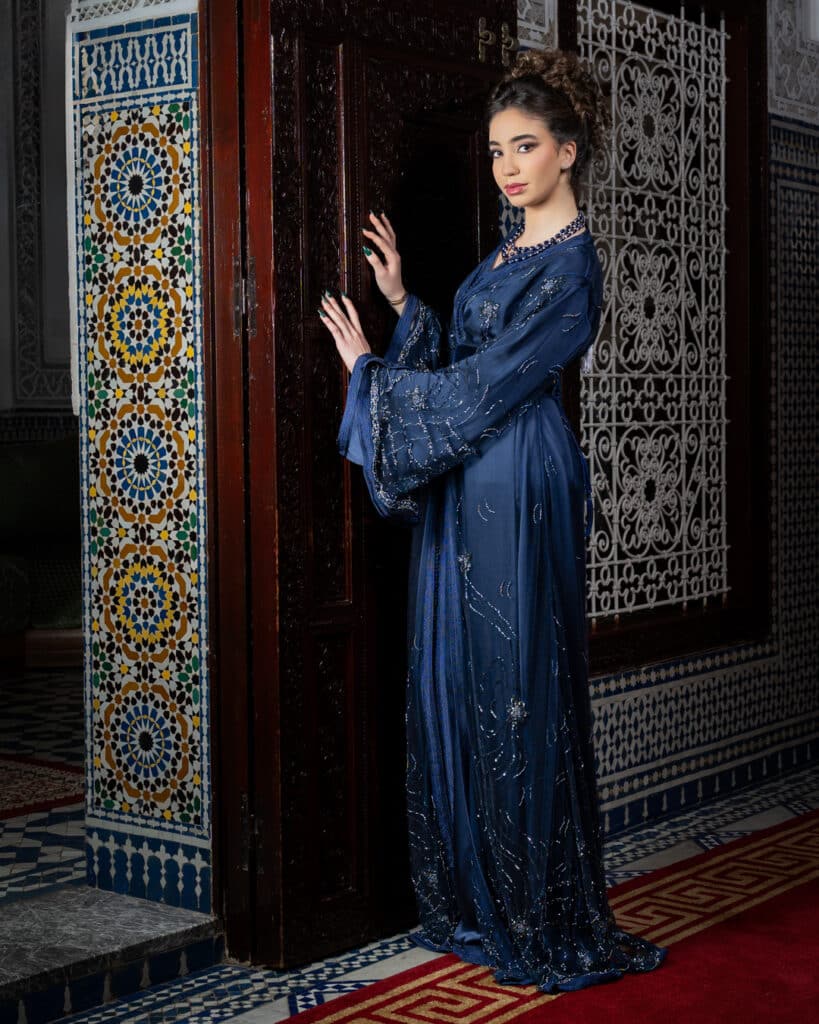 _DSC9136-Edit (1) Caftan Royal Bleu Nuit Deux Pièces Brodé de Paillettes avec velours et broderies – création Rimania