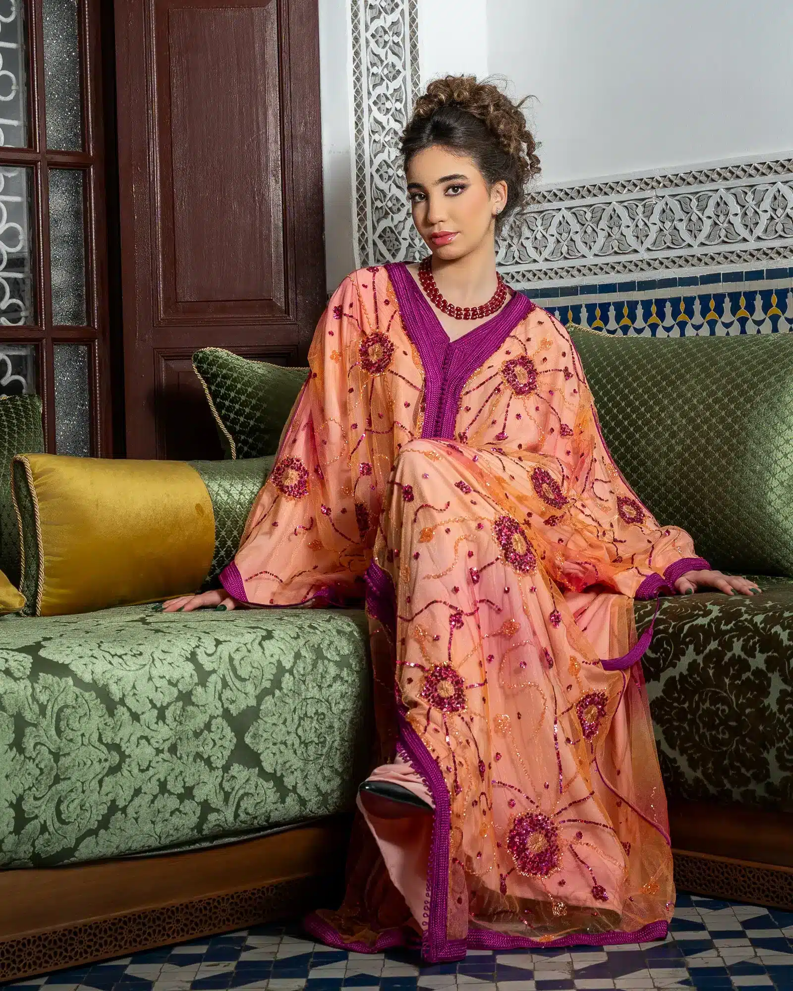 Caftan Couture Pêche aux Broderies Fuchsia