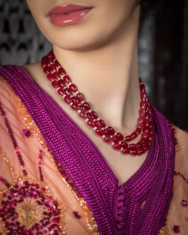 Collier Al-Jawhar 3 Rangs Pierres Naturelles Rubis & Détails Perles avec or – création Rimania