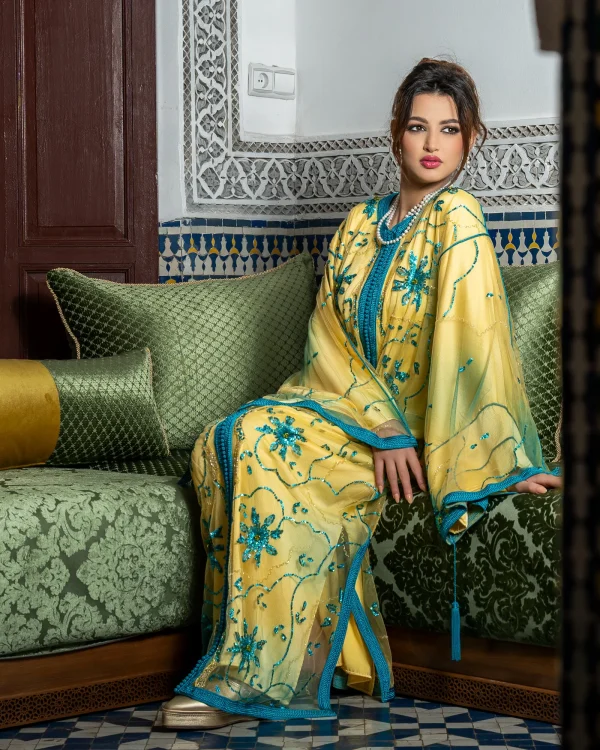 Caftan Royale Jaune Brodé Turquoise Travail Sfifa à la Main – création Rimania