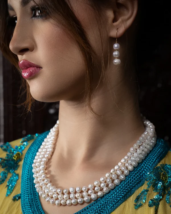 Ensemble Haute Joaillerie Collier Triple Rang & Boucles d’Oreilles en Perles et Billes d’Or – création Rimania
