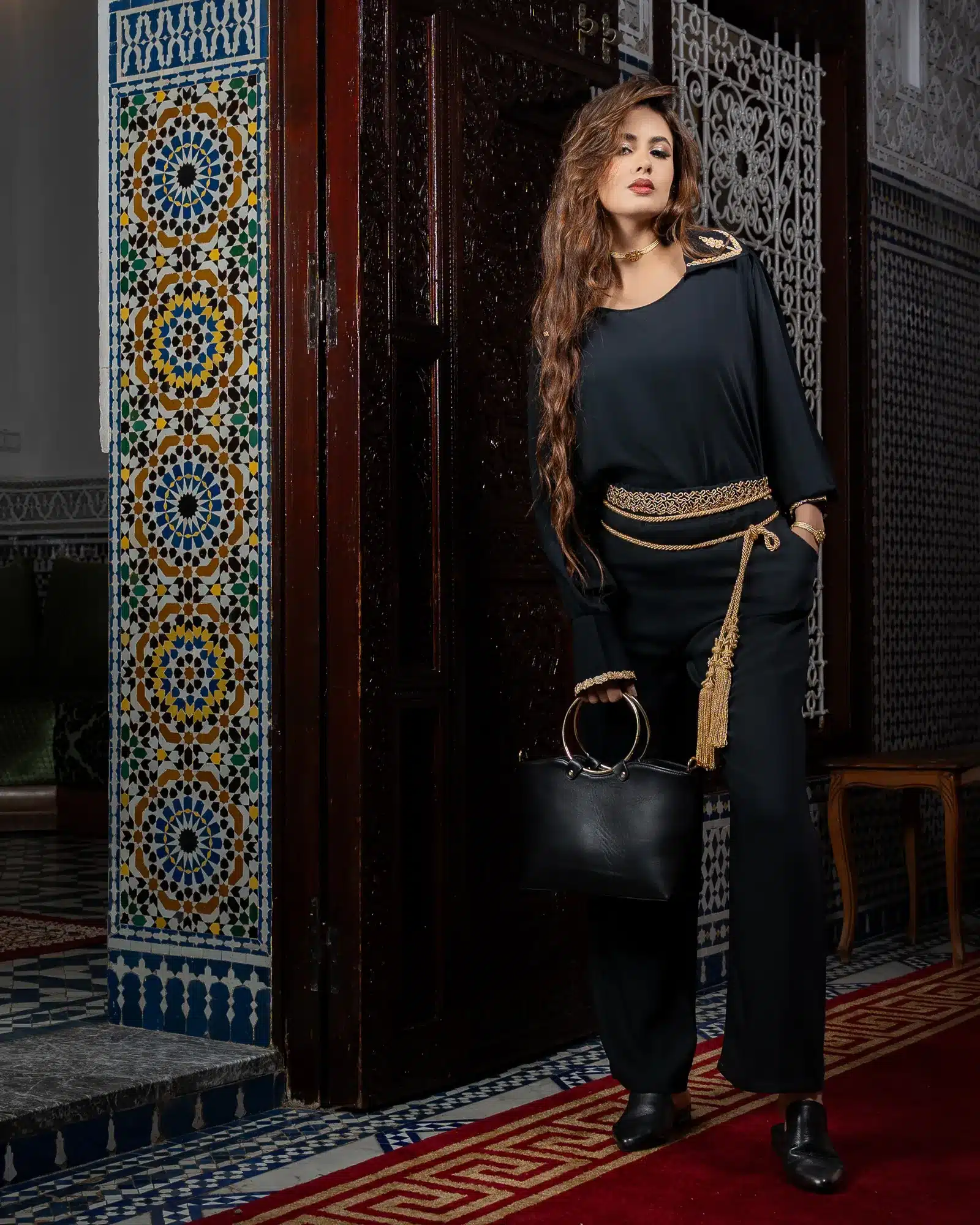 Ensemble Minimaliste en Cuir Noir Sac à Poignées Métalliques & Mules Pointues avec or