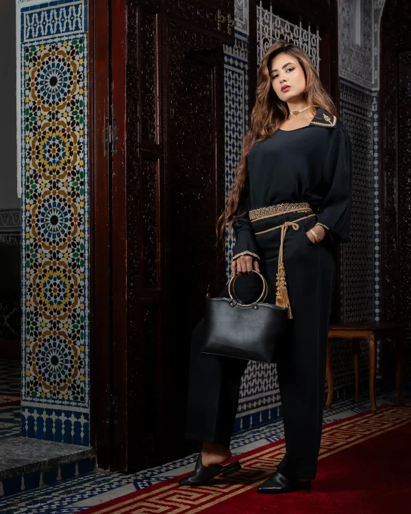 Ensemble Minimaliste en Cuir Noir Sac à Poignées Métalliques & Mules Pointues avec or – création Rimania