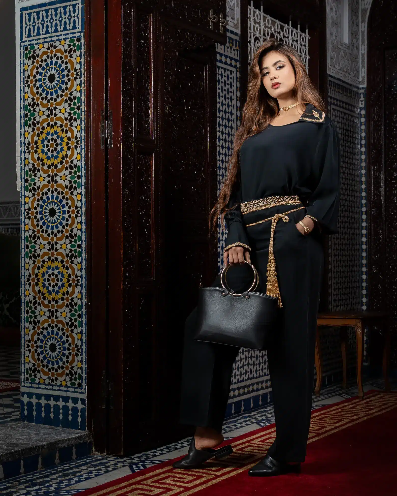 Ensemble Minimaliste en Cuir Noir Sac à Poignées Métalliques & Mules Pointues avec or – création Rimania