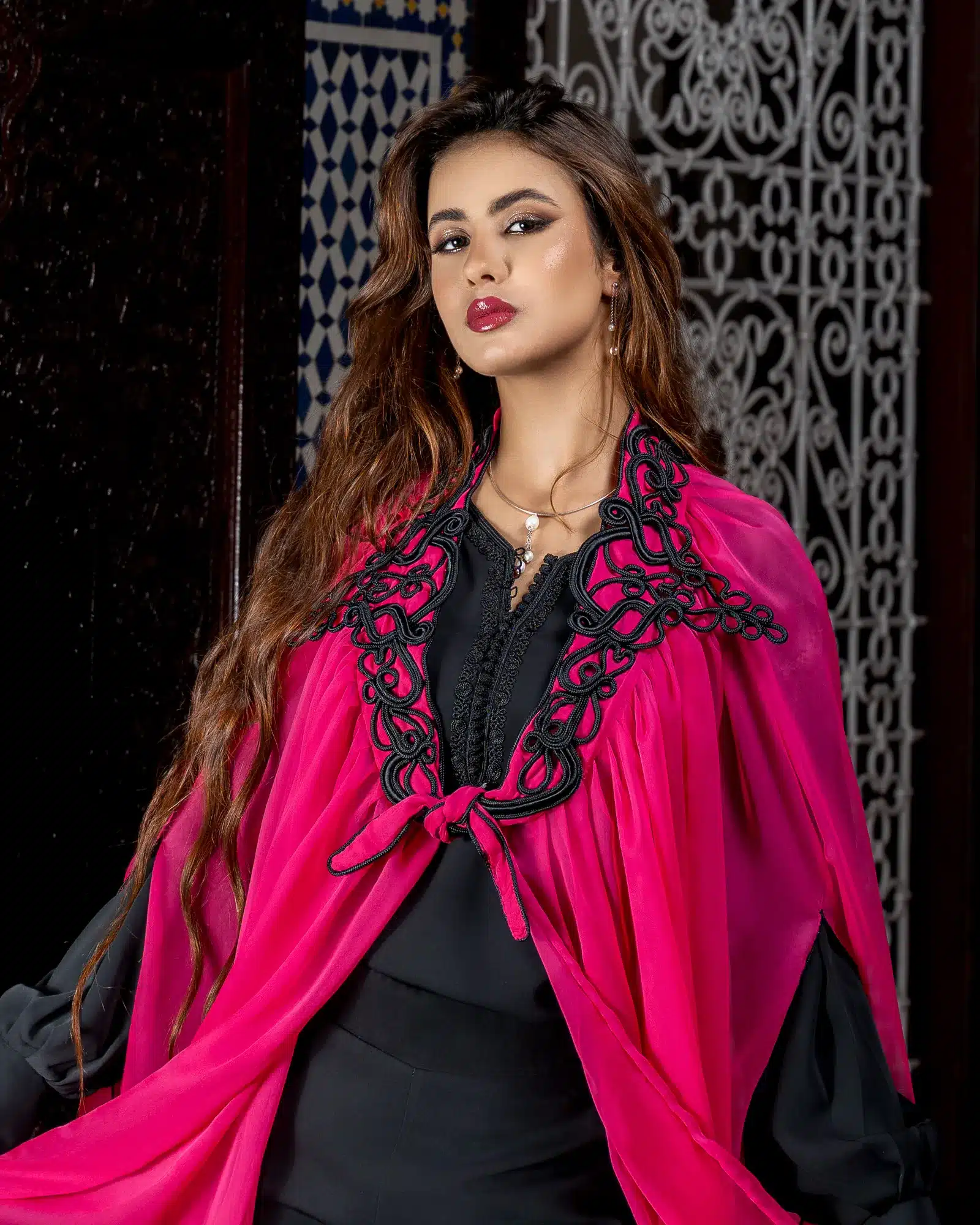 Selham Rose Fuchsia en Mousseline Broderie Maâlem Fait Main avec or et soie – création Rimania 2