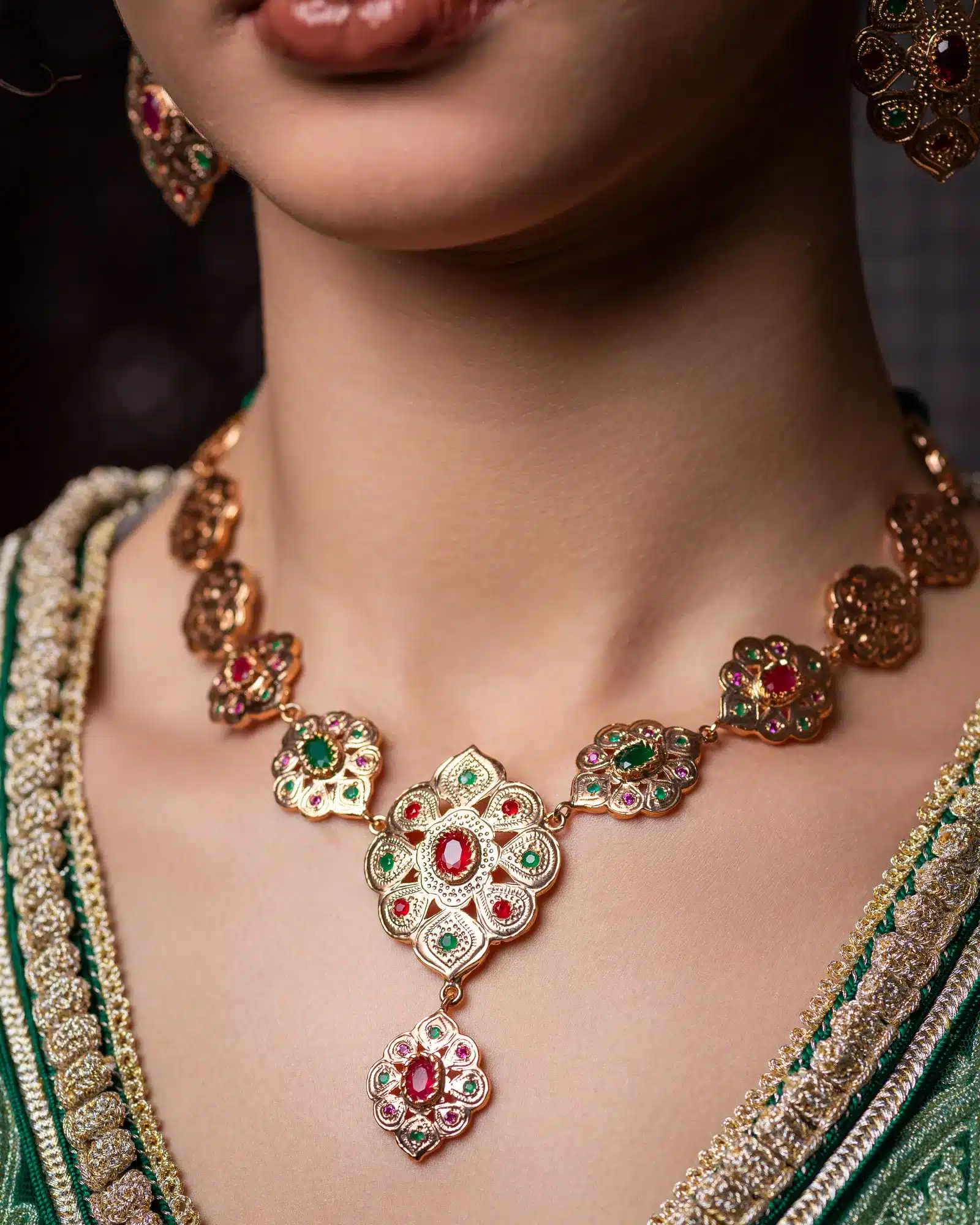 Parure Royale Marocaine aux Pierres Précieuses Multicolores – Image 4