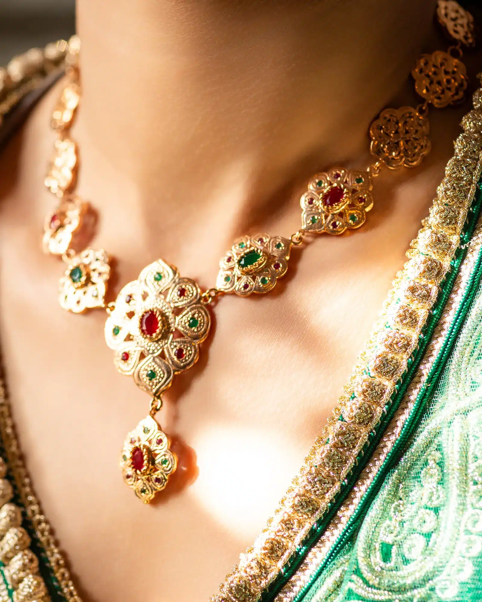 Parure Royale Marocaine aux Pierres Précieuses Multicolores – Image 5
